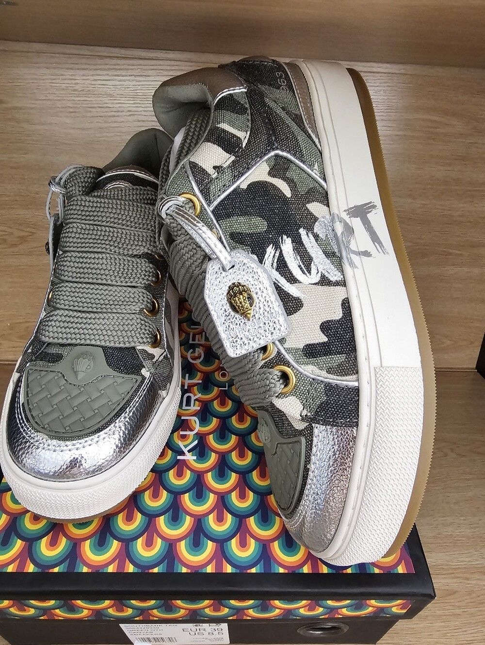 Kurt Geiger London SouthBank Tag Sneaker. Size 8.5 - Picture 13 of 13